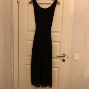 Klänning - Så himla fin och enkel klänning med band som kan kan knyta vid ryggen🌸