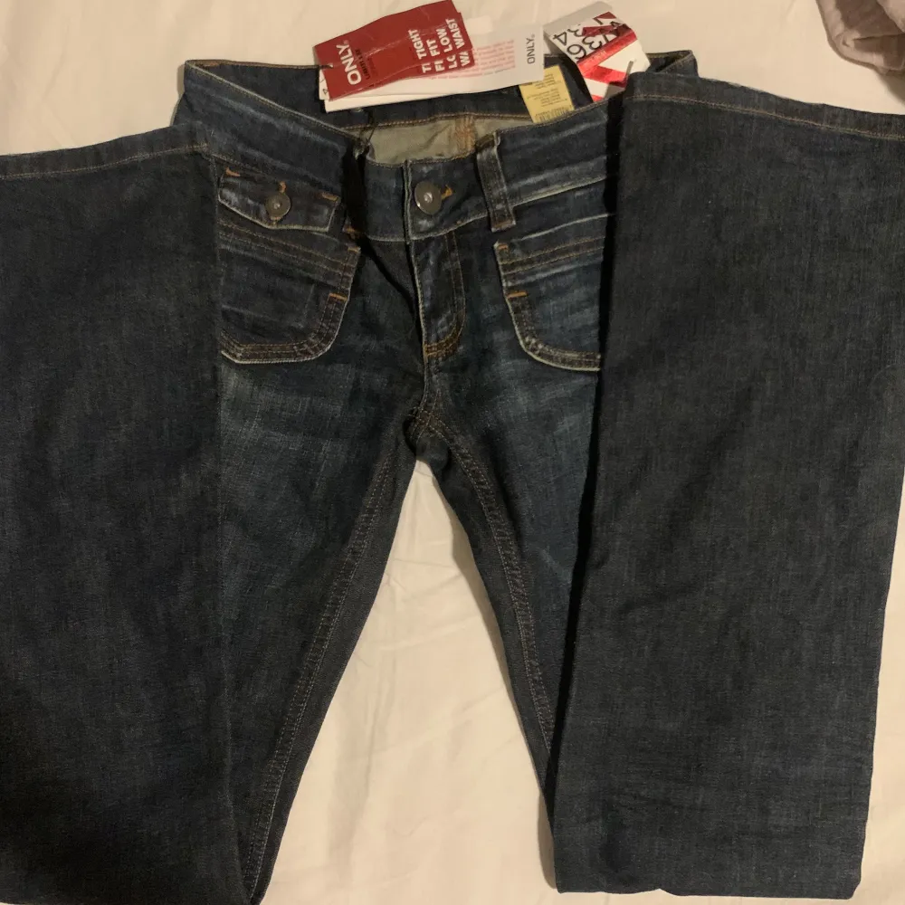Säljer dessa skitsnygga jeans då dem var för små för mig. Helt oanvända. De är storlek W36 L34 men skulle säga att de passar storlek XS-S eller 32-34 europeiska storlekar.💗. Jeans & Byxor.