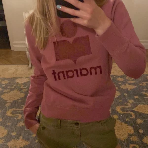 Ovanlig Isabel Marant tröja i rosa❤️ - Rare Isabel Marant tröja köpt på NK. Använt ett fåtal gånger och är verkligen så unik💫💫Strl XS.