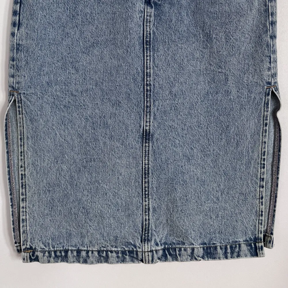 Snygg Denimkjol Med Slits. Storlek 34 men passar även en 36. Kjolar.