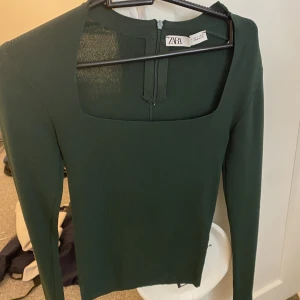 Grön topp Zara -  Super fin grön topp från zara. Hade chocker förut men klippte av den då jag ej känner mig bekväm med det, den ser inte konstig ut när den är avklippt jag tycker den ser bättre ut. I toppen skick och inga defekter, ser ny ut. Går bra att trycka på köp nu