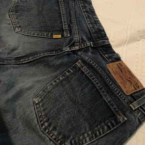 Crocker jeans - Crocker 333 jeans i en mörk tvätt, tyvärr för små, finns en liten slitning på höger knä (Ingen möjlighet att visa på) Bara att skriva för fler bilder eller vid funderingar🌝