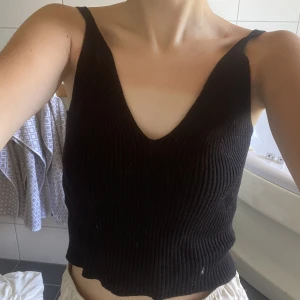 Svart ribbat linne - Vackert svart ribbat linne som passar till många tillfällen!