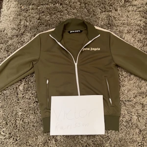 Palm Angels Tracktop - Military Green Palm Angels Tracktop i size M. 9,5/10 skick flawless. No og men qr kod finns