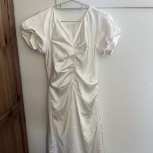 En jättefin satin/silk klänning. Perfekt för en party eller liknande 💕pris kan diskuteras 