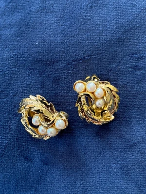 Vintage örhängen clips  - Vackra örhängen med pärlor  Inte äkta guld 