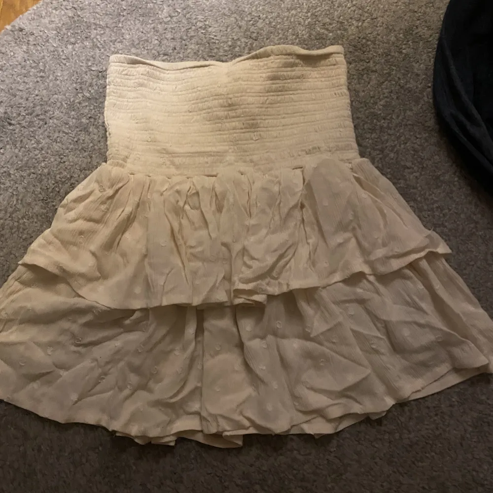 Jättesöt kjol som är perfekt nu inför sommaren. Den har tyvärr aldrig kommit till användning och därför säljer jag den💓 Pris kan diskuteras . Kjolar.