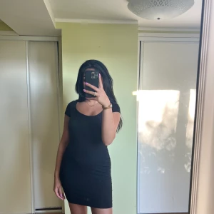 T-shirt klänning - Klänning i svart från H&M, fint skick! I storlek XS. 