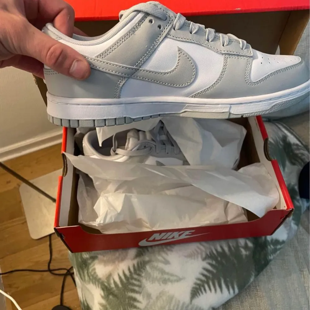 Helt nya och populära Nike dunk grey fog i storlek 42 box får man med!. Skor.