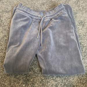 Fina gråa mjukis byxor i storlek 146-152/10-12år! Har en rosa liten färgfläck men nästan inget som synsätt 