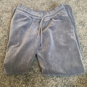 Gråa mjukis byxor  - Fina gråa mjukis byxor i storlek 146-152/10-12år! Har en rosa liten färgfläck men nästan inget som synsätt 