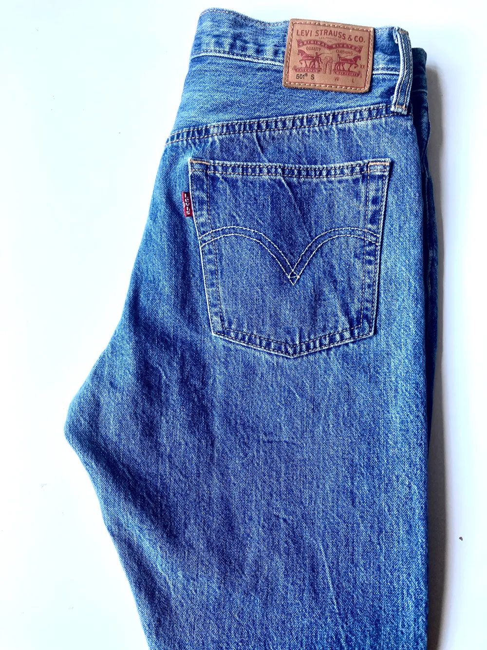 Snygga klassiska Levi’s 501 jeans. Mycket bra kvalitet på tyget. Midja 28, längd 30. Fint skick!. Jeans & Byxor.