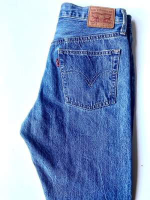 Snygga klassiska Levi’s 501 jeans. Mycket bra kvalitet på tyget. Midja 28, längd 30. Fint skick!