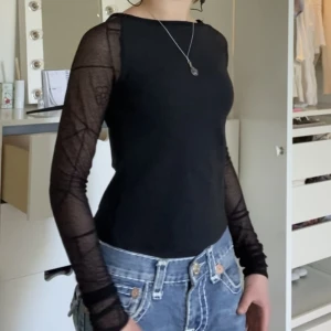 Långärmad mesh topp tröja  - Långärmad topp med mesh armar! Uppskattas till storlek S/M. Köps helst via köp nu 💋 