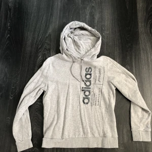 Adidas Hoodie  - Jag säljer en adidas Hoodie från team Sportia, den har inga fläckar och är i fint skick.