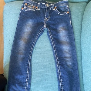 True religion  - Ett par true religion jeans för barn. De är i bra skick och inga defekter. 65cm i midjemått (runt om) och 62cm benlängd från skrevet, ned. Somsagt barnstorlek, tror typ för barn i 7-10år-åldern.
