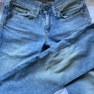 Snygga lågmidjade Crocker jeans i en ljusare wash! Midjemått: 27 Längd: 34 Skriv gärna för fler mått eller bilder! :))
