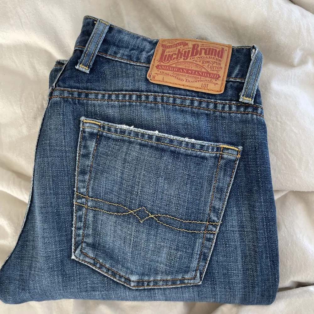 Lågmidjade mörkblått jeans från Lucky brand. Tidigare köpa secondhand men är helt som nya💘. Jeans & Byxor.