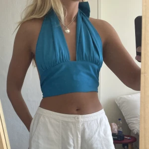 Top ginatricot  - Lysande blå knyt-topp från ginatricot  Storlek S 