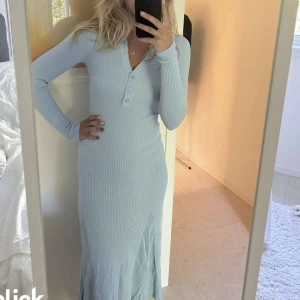 Adoore klänning - Ljusblå klänning från Adoore i modellen Collar Knitted Dress, nypris 1495kr men säljer för 700kr. Använd 1 gång. Stl S.  (Lånad bild) skriv för egna bilder 🥰🥰