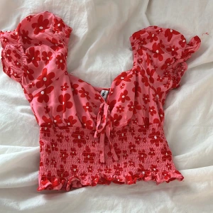 En sommrig tröja från NewYorker - Andvänd en gång! Den är mer färgglad i verkligheten! I storlek—-Xs