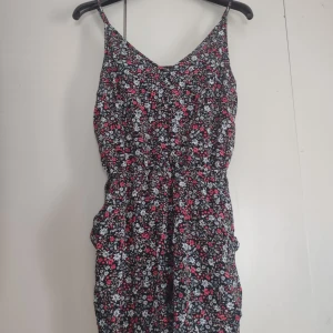  jumpsuit  - Säljer denna jumpsuit från H&M Storlek 38