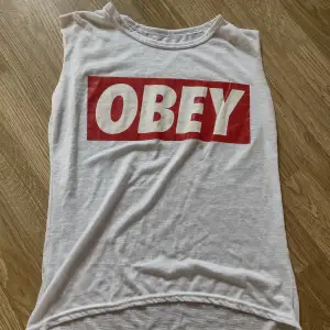 Säljer detta linne från Obey 