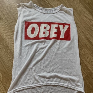 Linne  - Säljer detta linne från Obey 