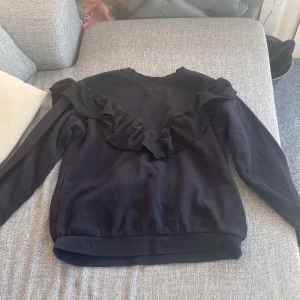 Tjock tröja - En skön tjock tröja!💛Bäkväm att ha på sig och väldigt fin🤍Storlek: 148-152. Pris:45 kr✨😍