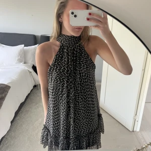 Halterneck klänning - Säljer denna jättefina halterneck klänning, tre knappar har åkt av men eftersom det är i nacken så syns det inte. Köp direkt för 400kr + frakt  