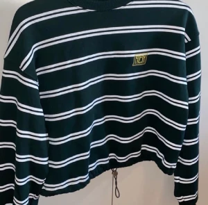 Junkyard sweatshirt  - Mörkgrön sweatshirt från Junkyard, tröjan är justerbar i midjan. Använd en gång och ser ut som ny. Tröjan är i storlek xs. (Finns fler bilder) Den är köpt för 400kr