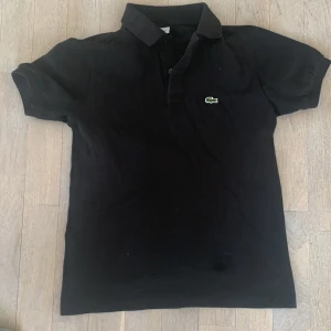 Lacoste piké  - Nyskick använd fåtal gånger. Nypris 550kr. Mer frågor skicka meddelande