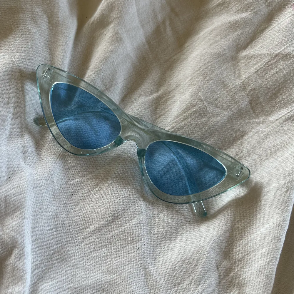 Blå solglasögon i cateye-modell, transparenta bågar 🦋. Accessoarer.