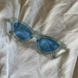 Blå solglasögon i cateye-modell, transparenta bågar 🦋