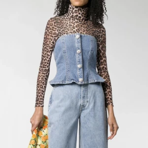 Ganni denim corset  - Jättefin jeans korsett med pärlor från märket GANNI. Tyvärr har den aldrig kommit till användning. Köpt för 1980kr och säljs inte längre utan är från tidigare säsong. Alla bilder är lånade, pm för privata bilder.