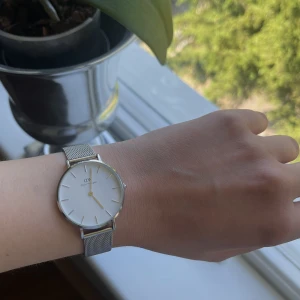 Daniel Wellington - petite - Daniel Wellington klocka ”petite sterling” i färgen silver, 32 mm. Justerbart klockarmband. Nypris 1599 🩷