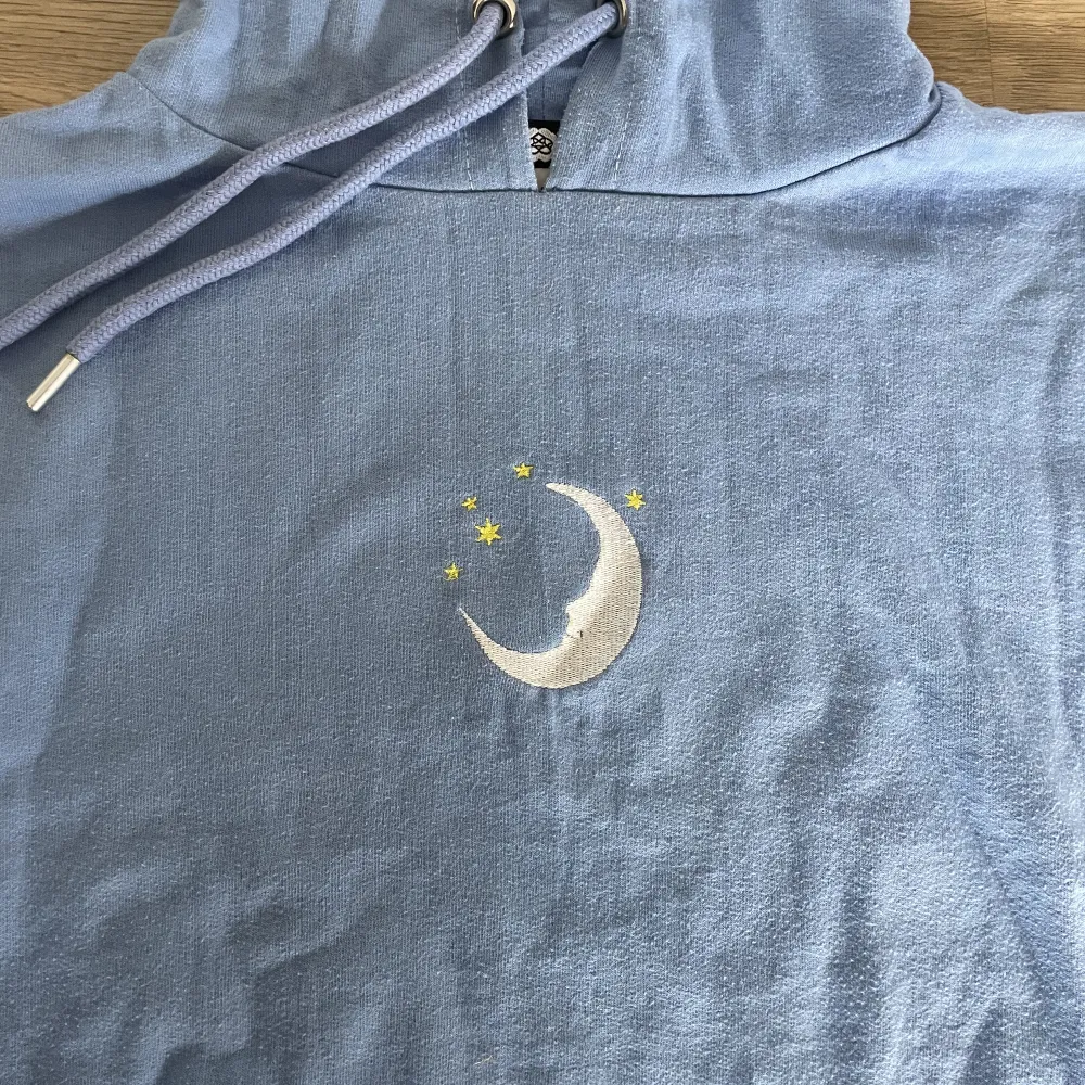 Ljusblå hoodie med broderad måne i stl 38 🩵. Hoodies.