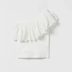 Tröja zara - Säljer denna tröja från zara som är nästan helt oanvänd, den är strl 140 men dels har den töjts ut lite och så är det väldigt stretchig 💘💘 den är också stor i strl så den passar xs och s😊