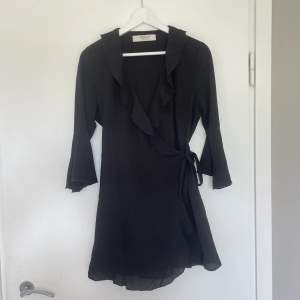 Supersöt svart klänning av den kortare modellen. Fint skick! 🫶🏻