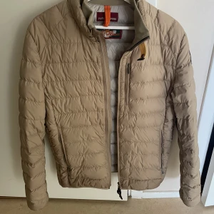 Parajumper - Säljer nu min Parajumper jacka då den ej kommer till användning. Använd ett fåtal gånger. Nypris: 5000:- Mitt pris: 1300:-