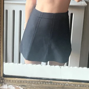 Svart ”stickad” kjol - Säljer denna svarta kjol i stickat material från Zara, nyskick! Kan mötas upp i Stockholm, annars står köparen för frakt🤍