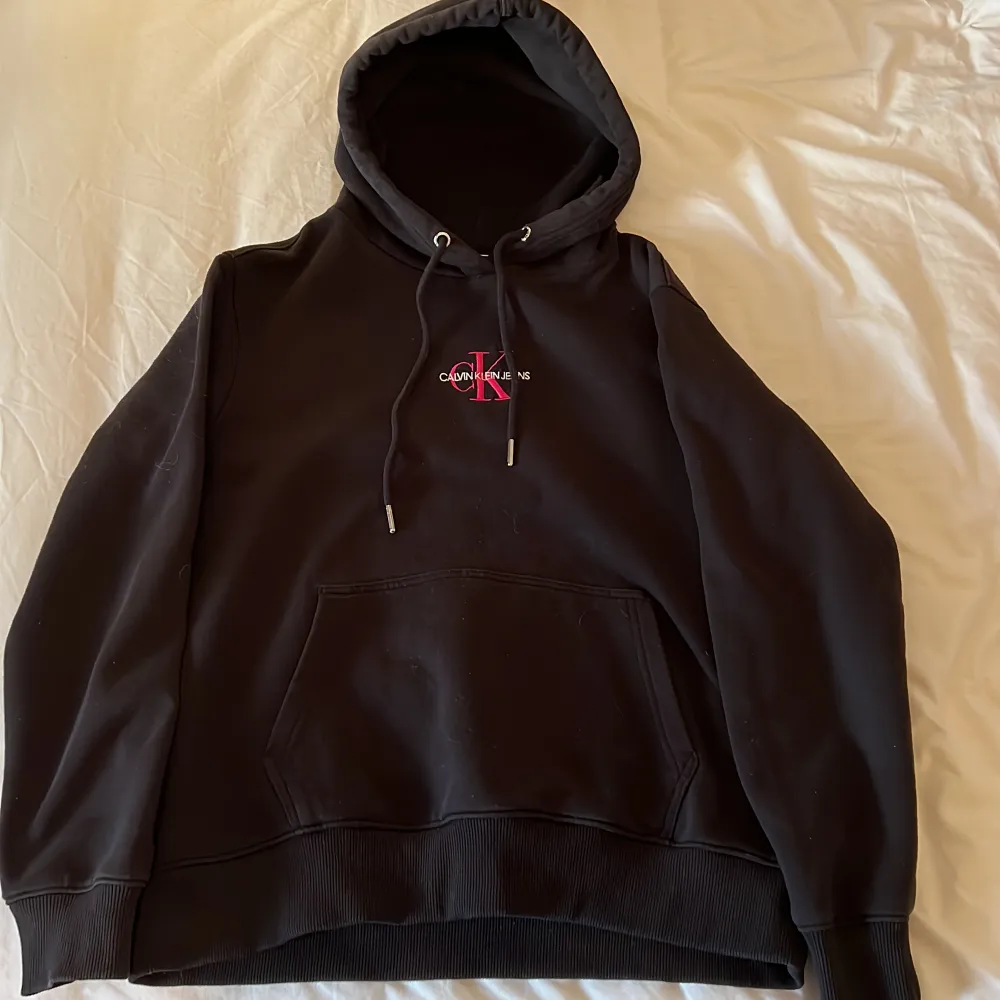 Säljer min Calvin Klein hoodie då den inte kommer till användning längre. Den är i storlek M och är i bra skick. Köparen står för frakt.. Tröjor & Koftor.