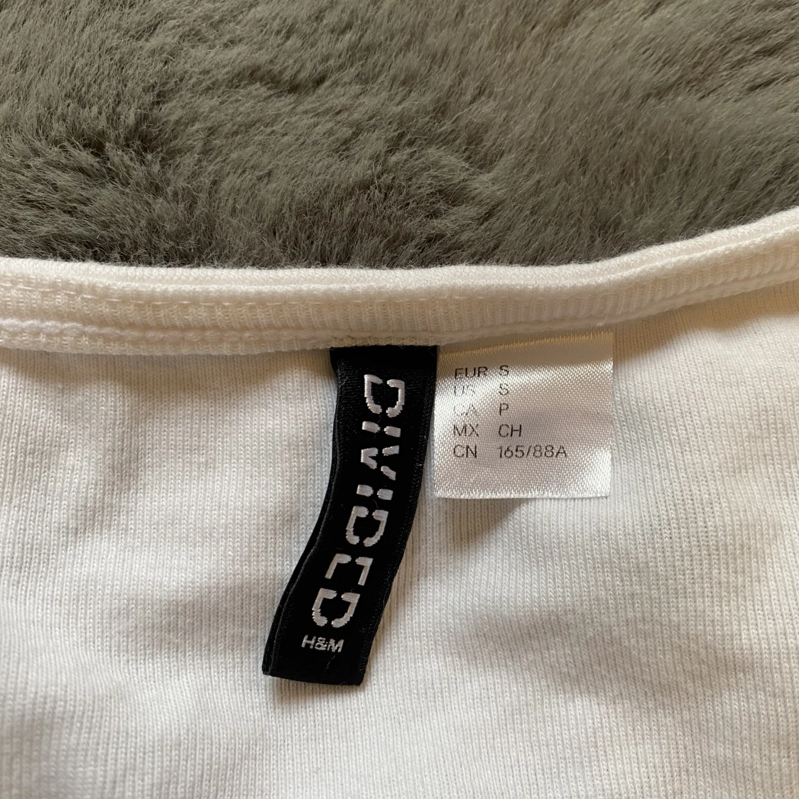 Oanvänd knyttröja från hm  - 90