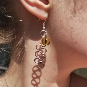 Örhängen - Koppartråd med glaspärla