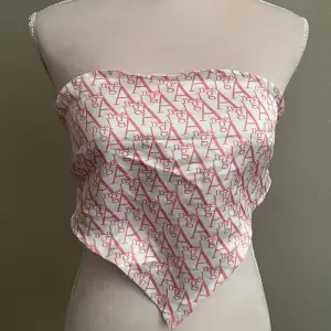 Super fint linne där det står angel på med rosa! Aldrig använt förut! Frakt kostar 45kr 