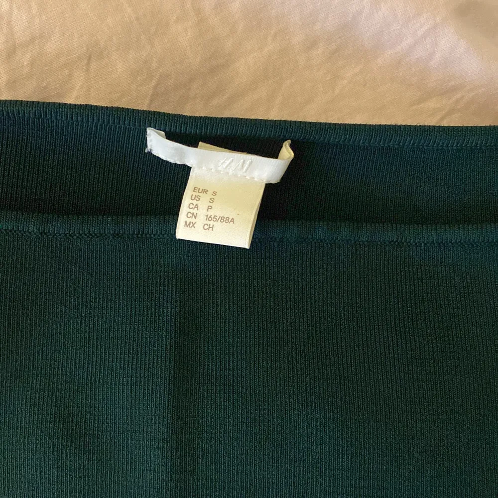 Säljer denna strechiga ribbade gröna tröjan, stl S💕Pris kan eventuellt diskuteras. Toppar.