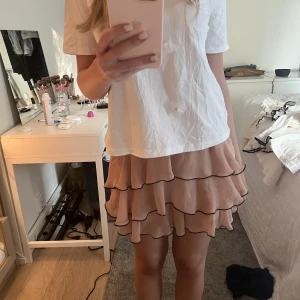 Zara kjol - Beige/rosa volang kjol med svarta detaljer. Super söt men använder ej, använd endast en gång. Köp för 170kr+frakt💗
