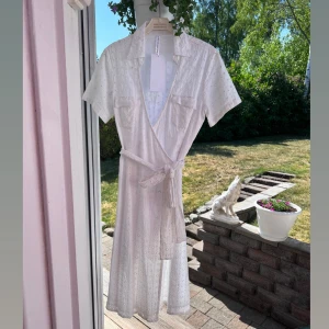 Klänning  - En läcker omlottklänning. Perfekt till midsommar 