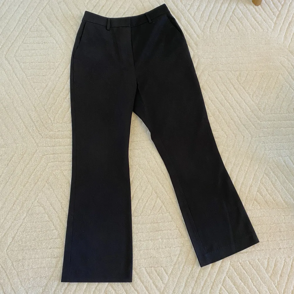 Svarta kostymbyxor från Na-kd x Hanna Schönberg. Storlek 34. Aldrig använda, nyskick! 🦋. Jeans & Byxor.