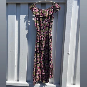 Klänning  - Superfin blommig klänning. Storlek 38 men passar även en 36